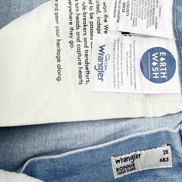 NWT Wrangler Bonnie 683 Loose Flare Jeans in Sonny Light Wash - Picture 7 of 8